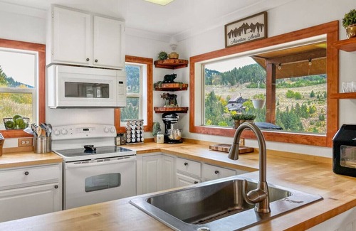 Jardine House | 'Mammoth Overlook of Yellowstone' Mountain Views! Near North Entrance!