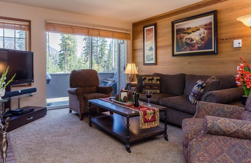 Mammoth Lakes Condo | MammothSkiInSkiOut - Closest Location to the Lifts - Sleeps 8