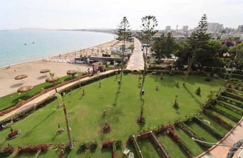 Al-Muntazah Apartment | Mamoura Private Beach & Luxury Chalet