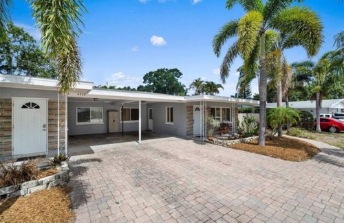 Whitney Beach House | "Manatee" 3 miles to Anna Marie