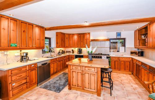 Louth House | Manby Louth 5BR Home 3Bath Parking WiFi