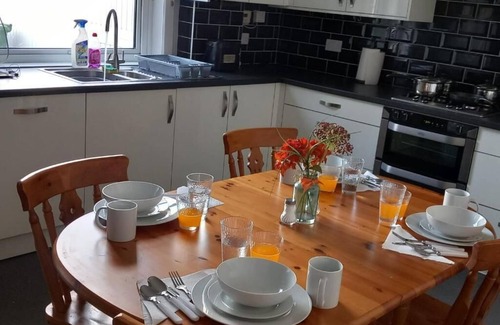 Radcliffe House | Manchester-2Bedroom-1Bathroom-Wifi