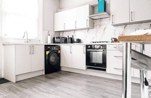 Belle Vue House | Manchester, Eithad, Co-op Live with Free Parking
