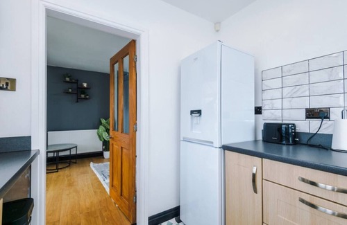 Pendlebury House | Manchester Hideaway – Cozy 3BR with FREE Parking
