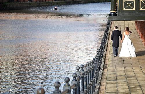 Manchester City Centre Hotel | Manchester Marriott Victoria & Albert Hotel