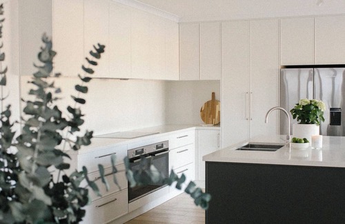 Dudley Park House | Mandurah Canal House, a modern 3-bedroom coastal retreat for up to 6 guests.