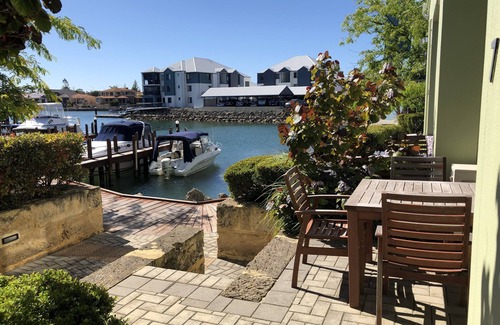 Halls Head Apartment | Mandurah Central Apartment with own Jetty and free WiFi