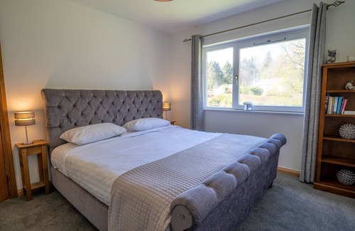 Penrith House | Mangahei Bungalow - On a working dairy farm with garden & Hot Tub