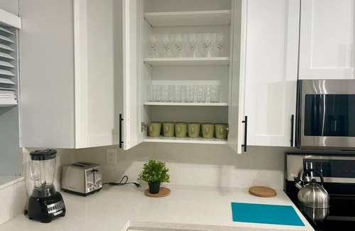 Pompano Beach House | Mango’s House Close to Beach…Pool, Table Pool