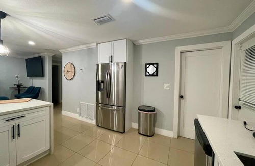 Pompano Beach House | Mango’s House Close to Beach…Pool, Table Pool