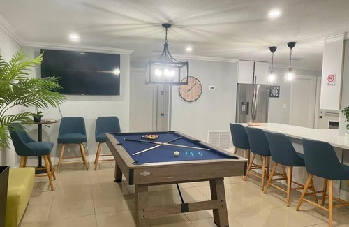 Pompano Beach House | Mango’s House Close to Beach…Pool, Table Pool