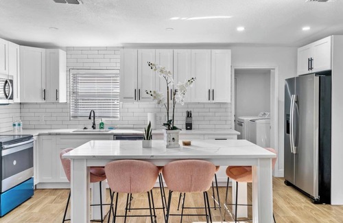 Sun Bay South House | Manhattan- A clean, modern 4-bedroom home in the heart of South Tampa. Sleeps up to 10, with a fenced backyard, BBQ grill, and firepit. Great for families, groups, or work stays. Minutes to Picnic Island Park, downtown Tampa, and the beaches.n