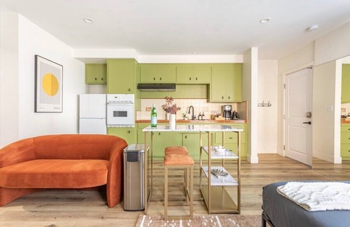 El Porto Apartment | Manhattan Beach Steps Away: Patio & Parking