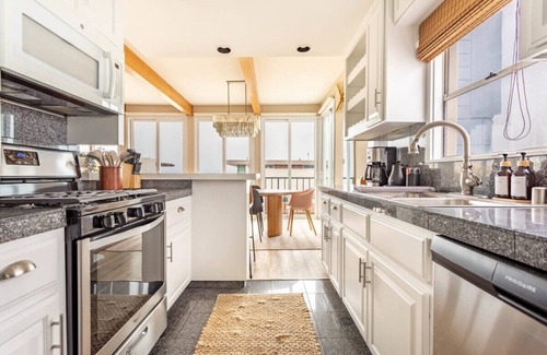 Sand Section Condo | Manhattan Beach 3BR Home: Ocean Views & Parking!
