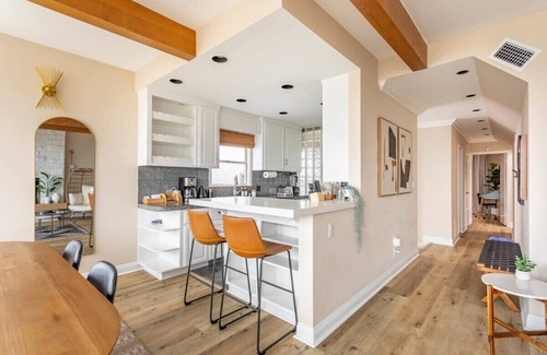 Sand Section Condo | Manhattan Beach 3BR Home: Ocean Views & Parking!