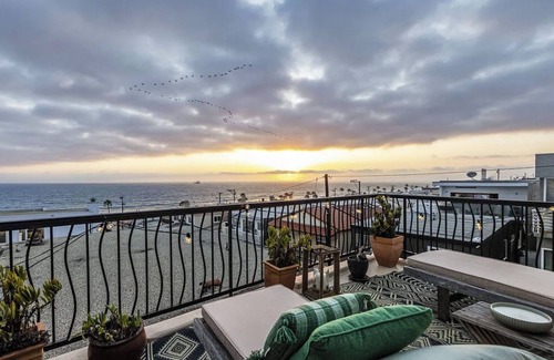 Sand Section House | Manhattan Beach Surf Haven