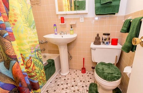 Central Park North Apartment | Manhattan Studio! Walk to scenic Morningside park, restaraunts, subway. Free WiF
