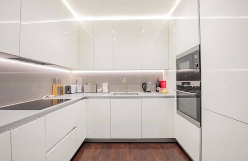 Vauxhall Apartment | Manhattan style flat close to tube with gym/wifi! Spacey, modern, great location