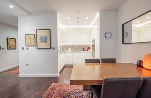 Vauxhall Apartment | Manhattan style flat close to tube with gym/wifi! Spacey, modern, great location