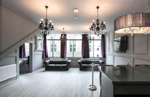 Liverpool City Centre Apartment | Manhattan Suite - sleeps 24! Heart of Liverpool