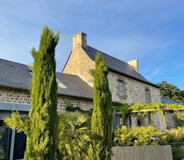 Val-d'Ize Bed & Breakfast | Manoir de la Nogrie - Chambre de charme avec accès privatif - Piscine chauffée sur domaine 5 étoiles