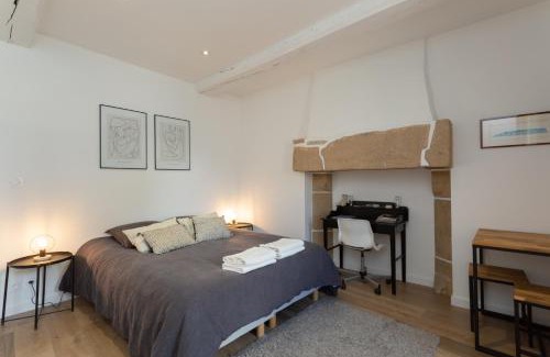 Val-d'Ize Bed & Breakfast | Manoir de la Nogrie - Chambre de charme avec accès privatif - Piscine chauffée sur domaine 5 étoiles