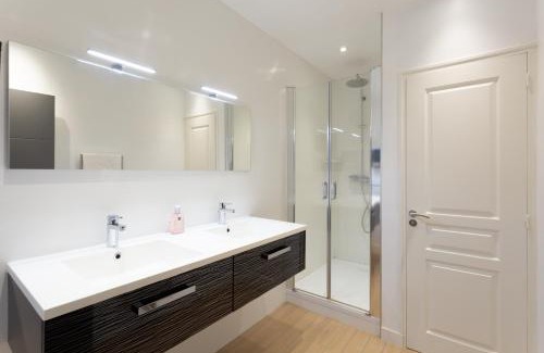 Val-d'Ize Bed & Breakfast | Manoir de la Nogrie - Chambre de charme avec accès privatif - Piscine chauffée sur domaine 5 étoiles