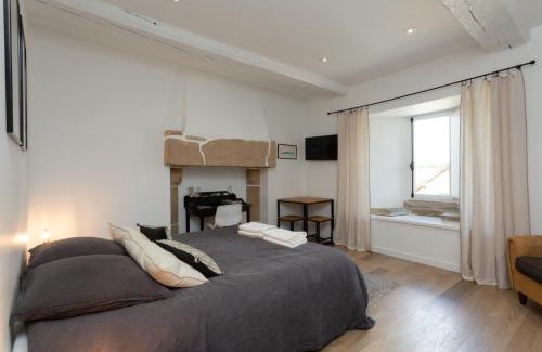 Val-d'Ize Bed & Breakfast | Manoir de la Nogrie - Chambre de charme avec accès privatif - Piscine chauffée sur domaine 5 étoiles