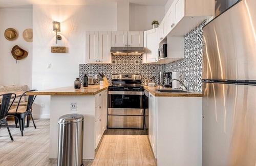 Old Quebec Apartment | Manoir des Remparts- Renovated 3 Bedroom Oasis