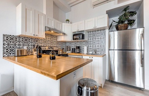 Old Quebec Apartment | Manoir des Remparts- Renovated 3 Bedroom Oasis