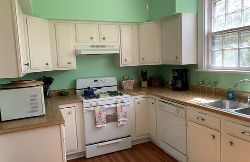 Willoughby Spit Cottage | Manor and Mutts #2 - Beach Front, Pet Friendly, High Speed WiFi