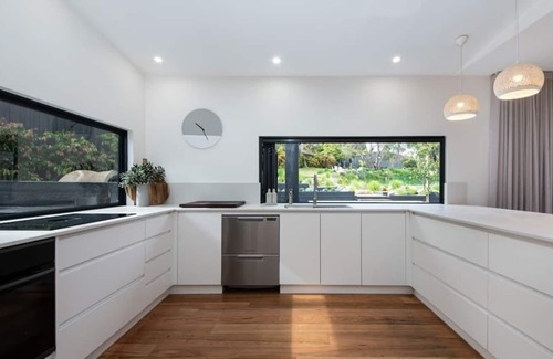 Mount Eliza House | Manor by the Bay - Pool, Fireplace, Close to Beach