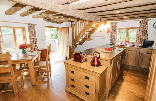 Little Stretton Cottage | MANOR COTTAGE, pet friendly, with a garden in Church Stretton