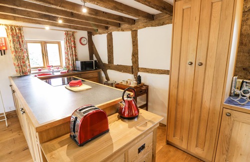 Little Stretton Cottage | MANOR COTTAGE, pet friendly, with a garden in Church Stretton