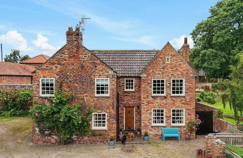 Northallerton House | MANOR COTTAGE, pet friendly, with open fire in Northallerton