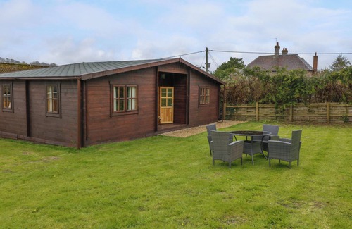 West Ilsley Cottage | MANOR FARM CABIN, pet friendly, with open fire in Wantage