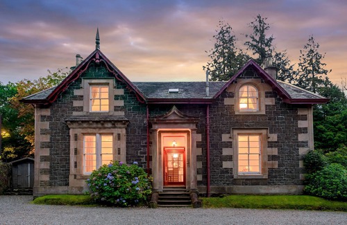 Arrochar Cottage | Mansefield House - a cottage that sleeps 10 guests in 5 bedrooms