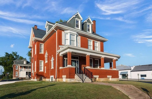 St. Charles Historic District House | Mansion 302 · 1st Capital Mansion Boutique Hotel - Suite 302