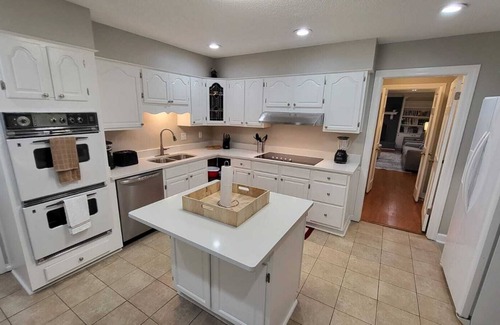 Ellendale House | Mansion Near Germantown Shopping Colonial with 9 King Beds