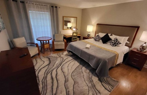 Ellendale House | Mansion Near Germantown Shopping Colonial with 9 King Beds