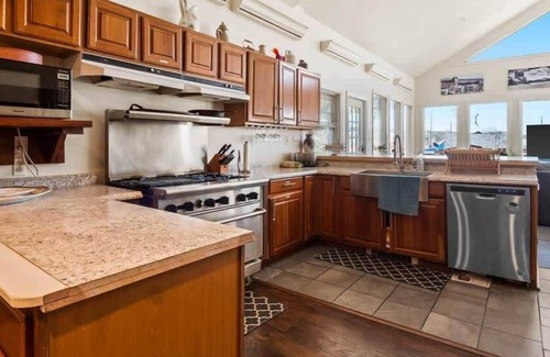 Leadville House | Mansion off Main, HotTub-Sauna-PoolTable-Pets OK!