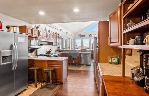Leadville House | Mansion off Main, HotTub-Sauna-PoolTable-Pets OK!