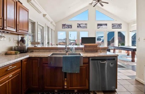 Leadville House | Mansion off Main, HotTub-Sauna-PoolTable-Pets OK!