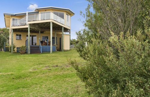 Ventnor House | Manuka Lodge Ventnor with fantastic views & great for families
