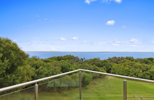 Ventnor House | Manuka Lodge Ventnor with fantastic views & great for families