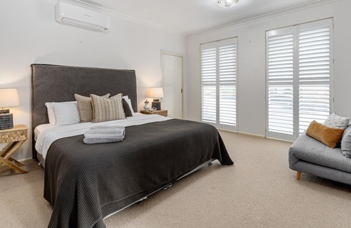 Mount Eliza House | Manyung House, Mt Eliza - Stunning historic bluestone home, full of character with pool
