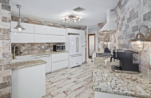 North Mountain House | Manzi Place - Luxury Pad w/Heated Pool & Cozy Fire Pits + Centrally located!