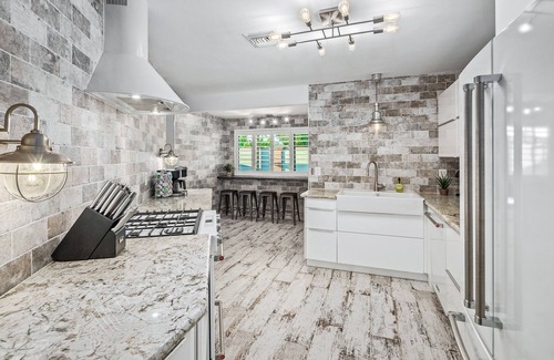 North Mountain House | Manzi Place - Luxury Pad w/Heated Pool & Cozy Fire Pits + Centrally located!