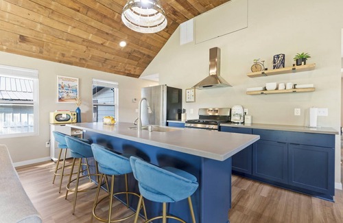 Newville Cottage | Maple Beach Cottage - Charming 2-bedroom cottage in Edgerton