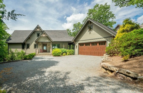 Pisgah Forest House | Maple Cottage in Sutton Knob Upscale home with grill and deck